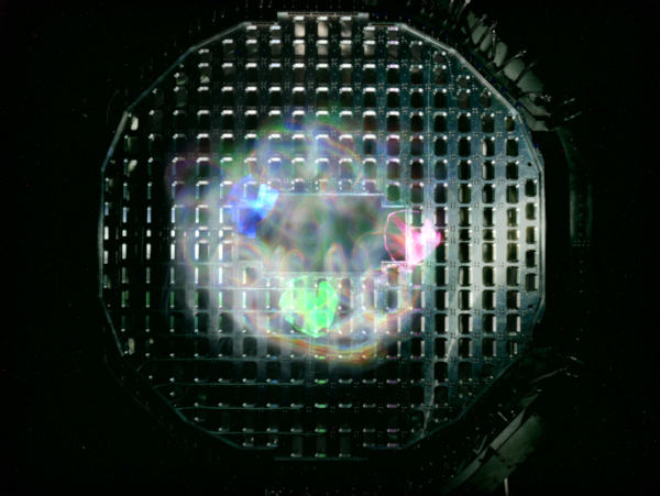 Vorstellung eines Protons aus einem blauen, roten und grünen Quark zwischen denen Gluonen ausgetauscht werden, die zugleich Farbe und Antifarbe tragen