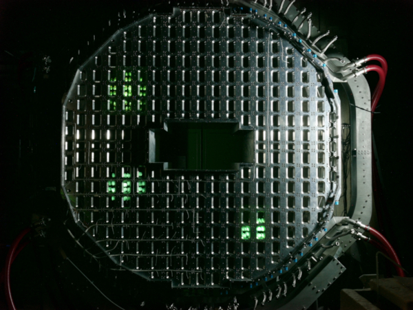 Visualisierung von drei Clustern aus Szintillationslicht, die entstehen, wenn hochenergetische geladene Teilchen im elektromagnetischen Kalorimeter landen